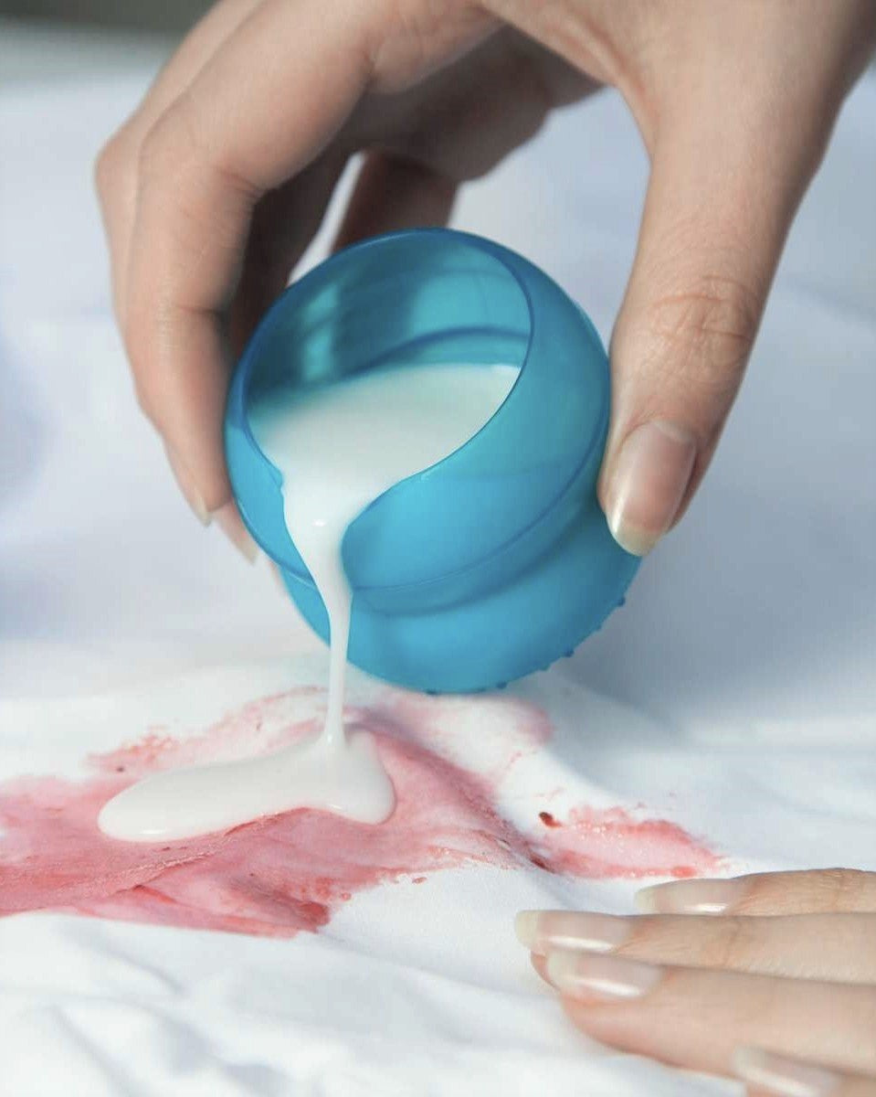removing red stain from cloth using detergent