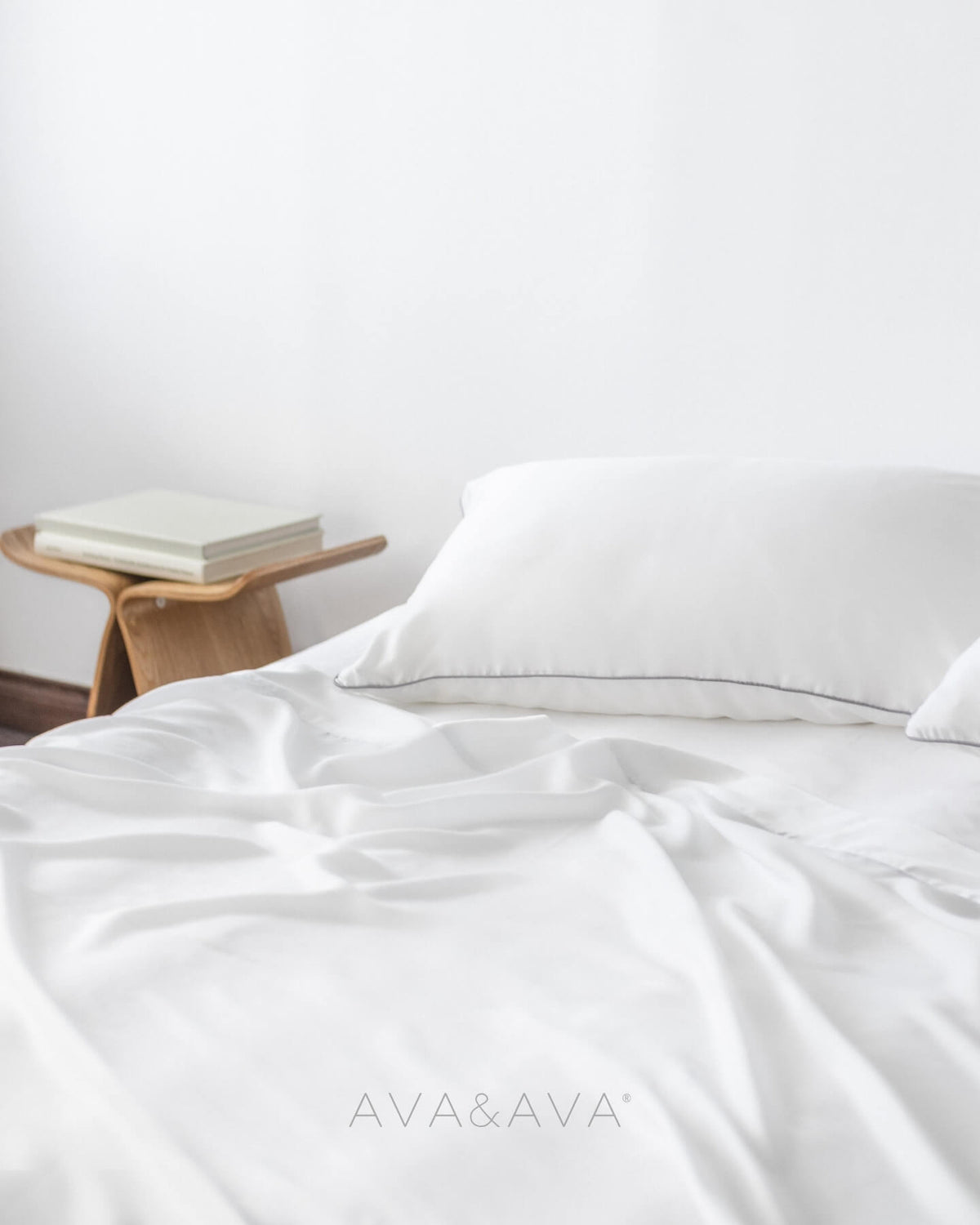 ava and ava ph organic bamboo lyocell 4pc sheet set (fitted sheet, flat sheet, pillowcases) WHITE WITH GRAY contrast piping at the top hem