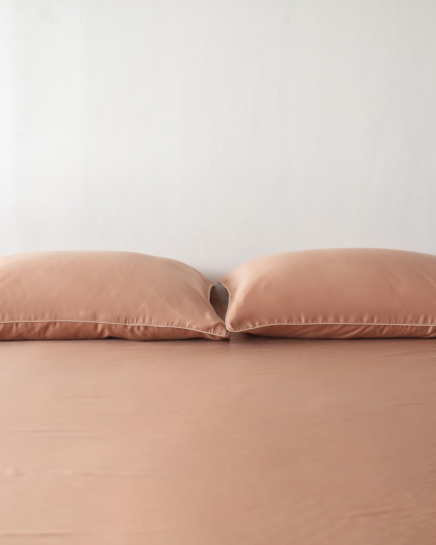 ava and ava ph organic bamboo lyocell sheet set (2 pillowcases 1 fitted sheet) in autumn (ochre caramel with beige piping)