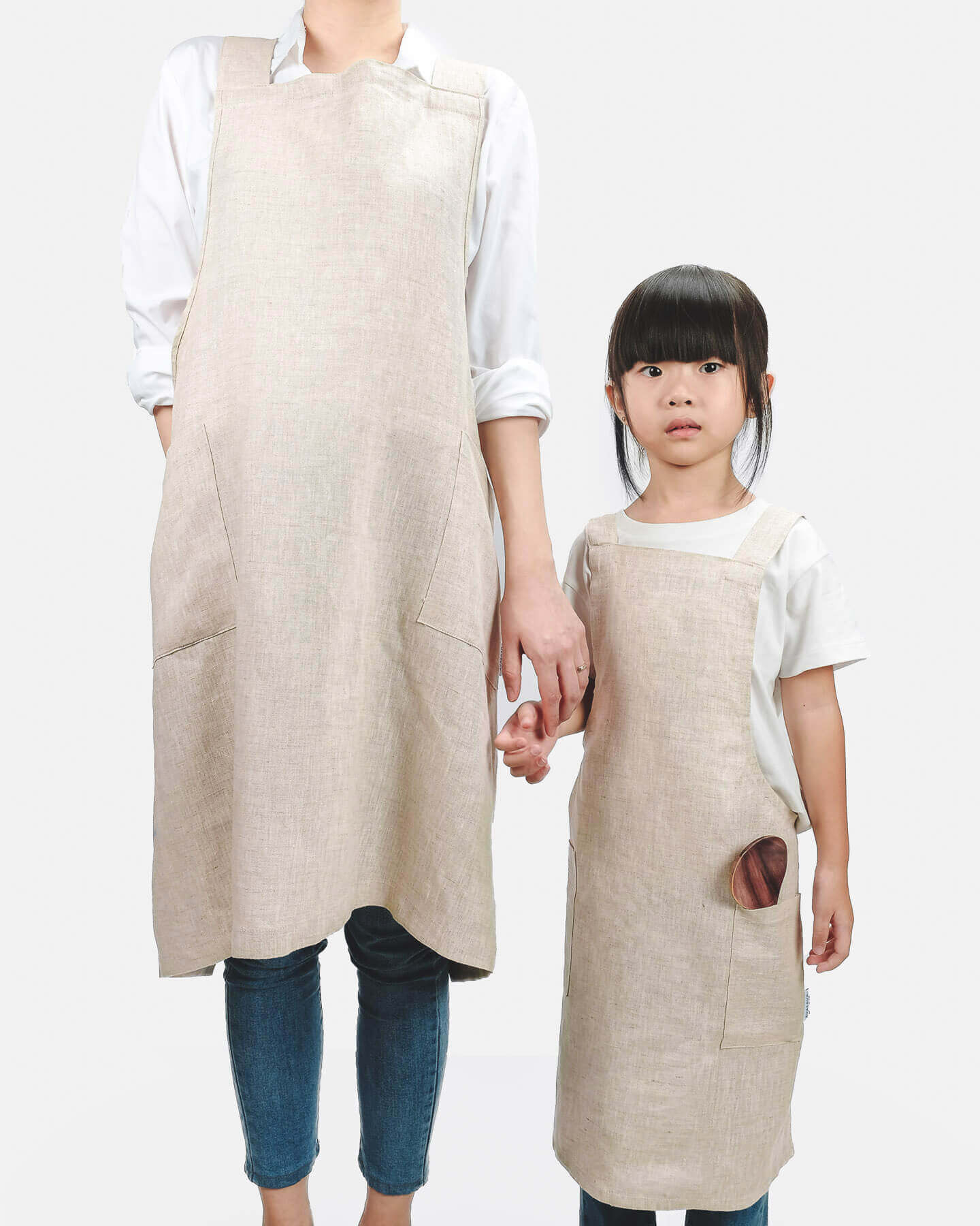 http://avaandava.com/cdn/shop/products/ava-ava-pure-linen-apron-mother-daughter_1_1.jpg?v=1669093504