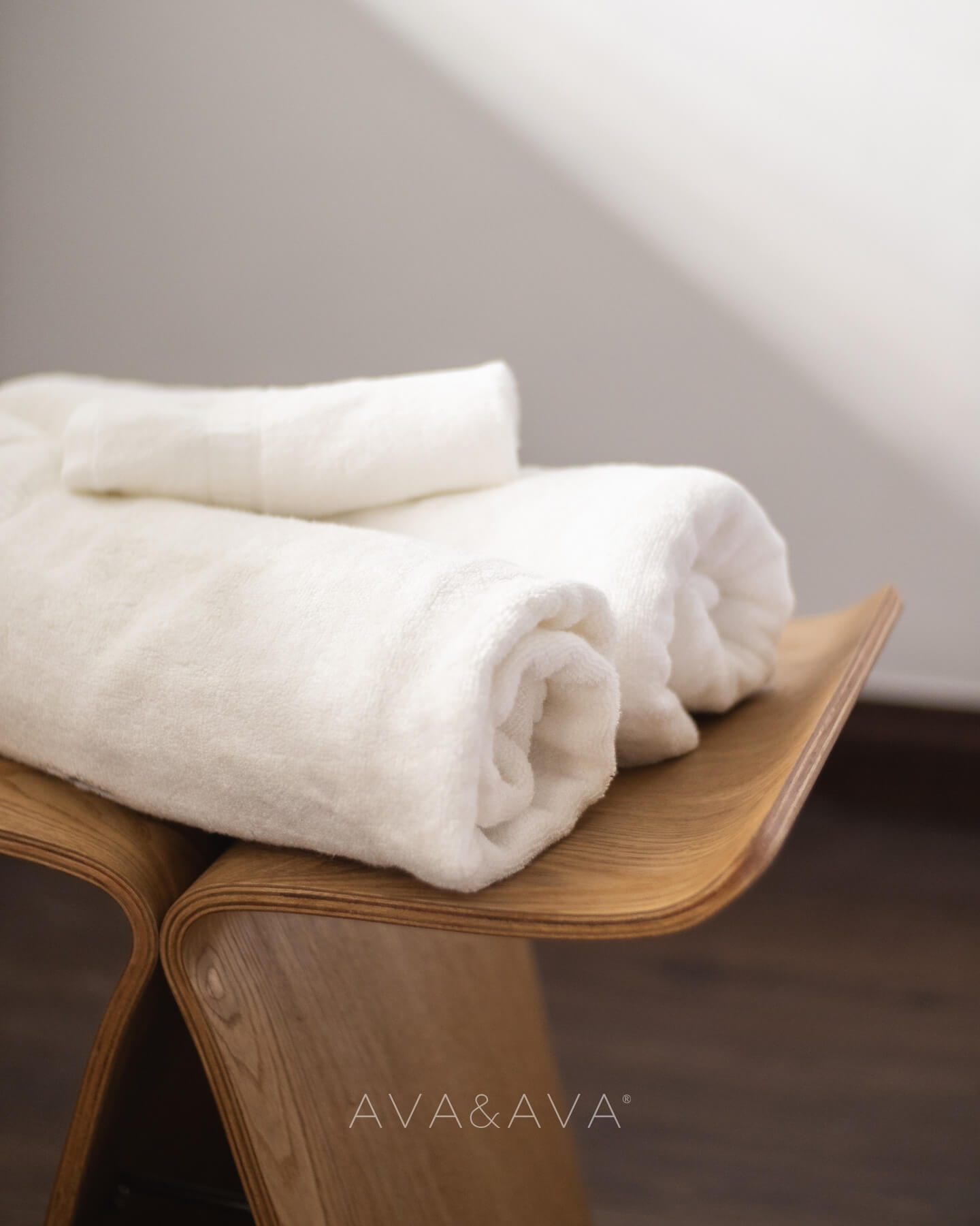 ava and ava ph organic bamboo face towel and bath towel white. absorbent and quick drying. like hotel spa towels. soft and luxurious. perfect for sensitive skin.