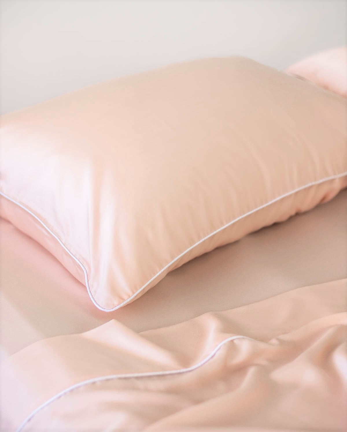 ava and ava ph organic bamboo lyocell 4pc sheet set (fitted sheet, flat sheet, pillowcases) pastel blush pink with white contrast piping at the top hem