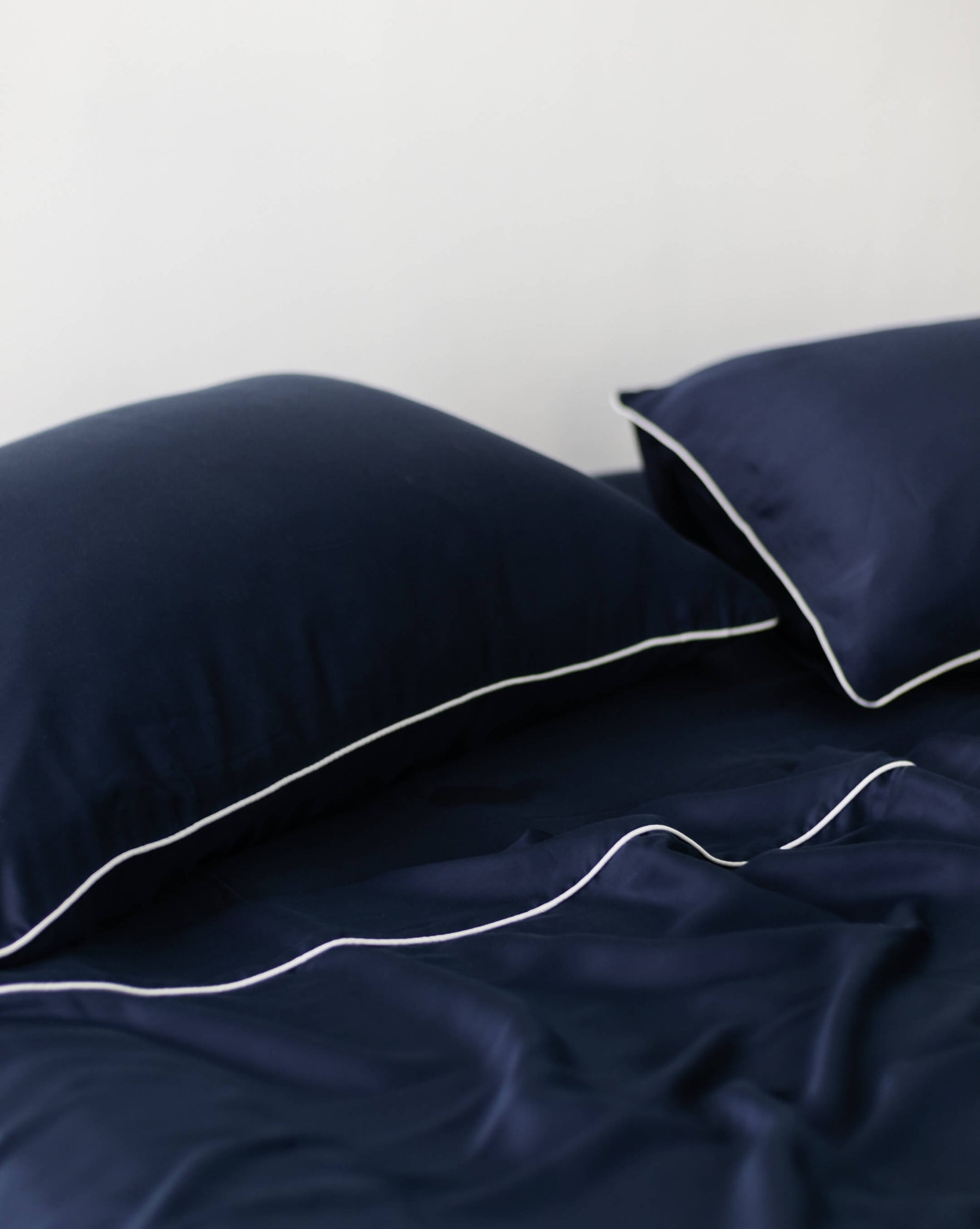 ava and ava ph organic bamboo lyocell 4pc sheet set (fitted sheet, flat sheet, pillowcases) navy blue with white contrast piping at the top hem