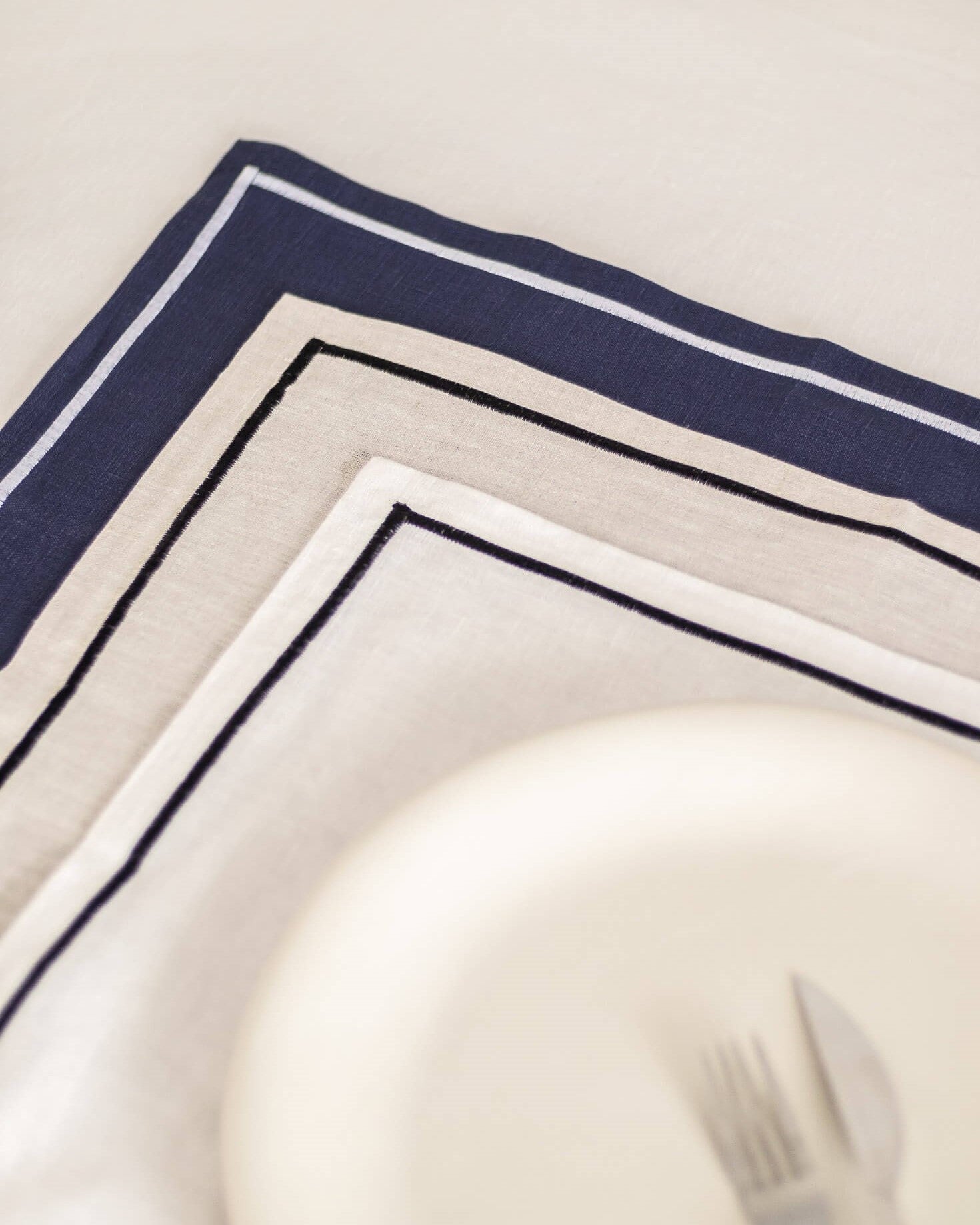 ava and ava pure linen placemat with embroidered border (white, natural, navy)